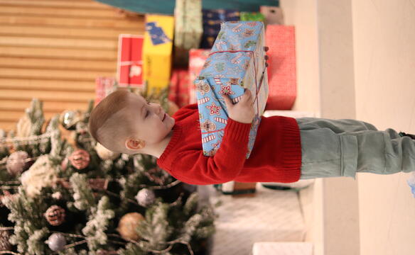 Junge mit Geschenk mit Herz